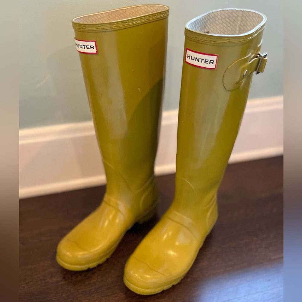 Tall Hunter olive/lime green rain boots in size 9